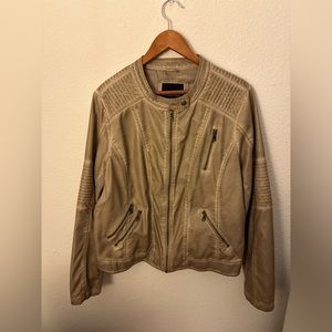 Lightweight polyester jacket